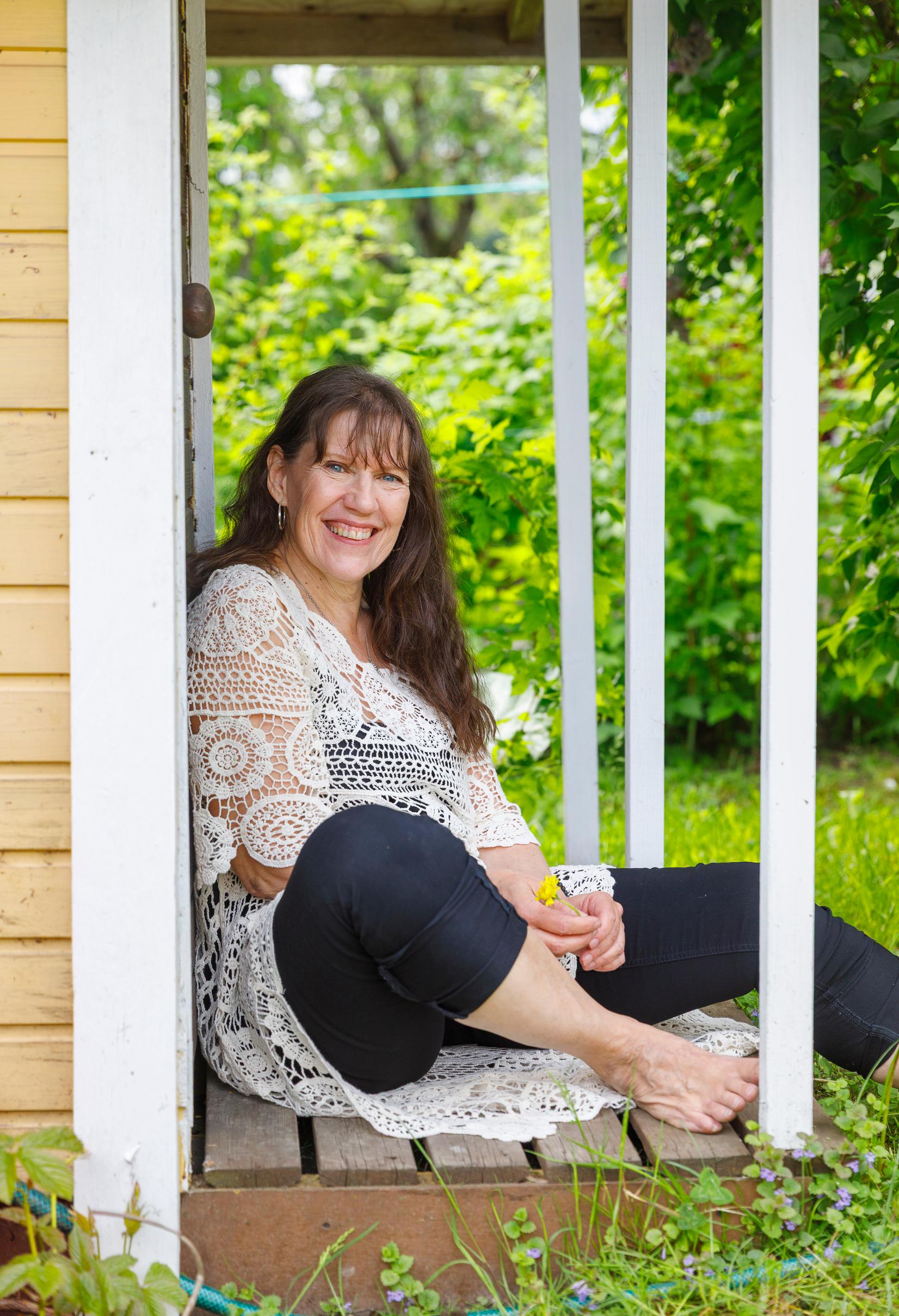 [Image] Ulla Ollikkala, 60, on psykofyysinen fysioterapeutti ja ammatillinen opettaja. Hän asuu Tampereella, ja perheeseen kuuluvat puoliso ja kaksi aikuista lasta.